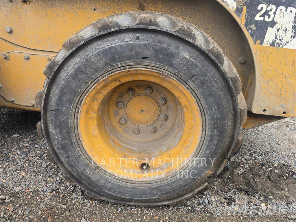 CAT 236 B SERIES 3 滑移装载机