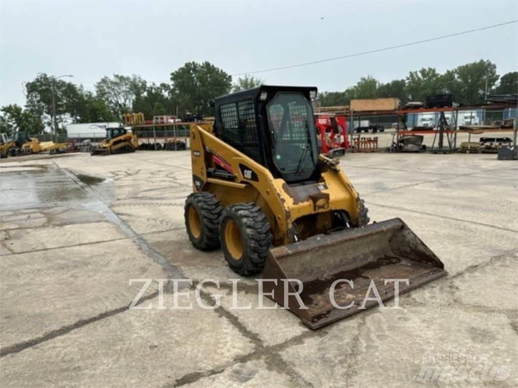 CAT 236B3 滑移装载机