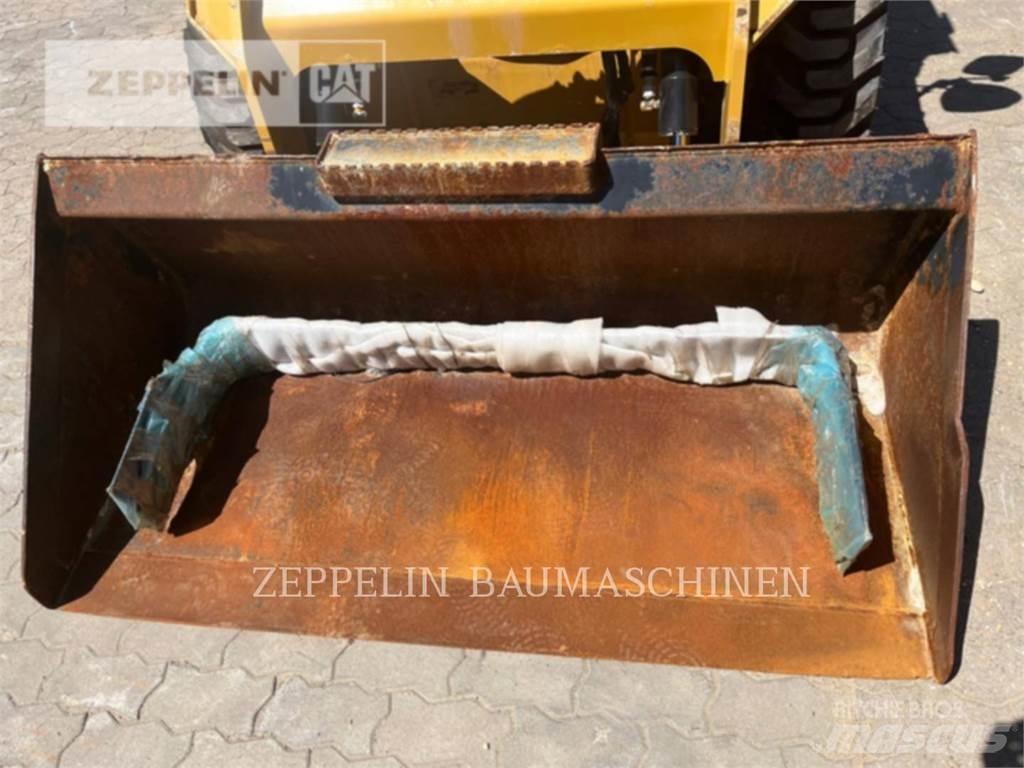 CAT 236D 滑移装载机