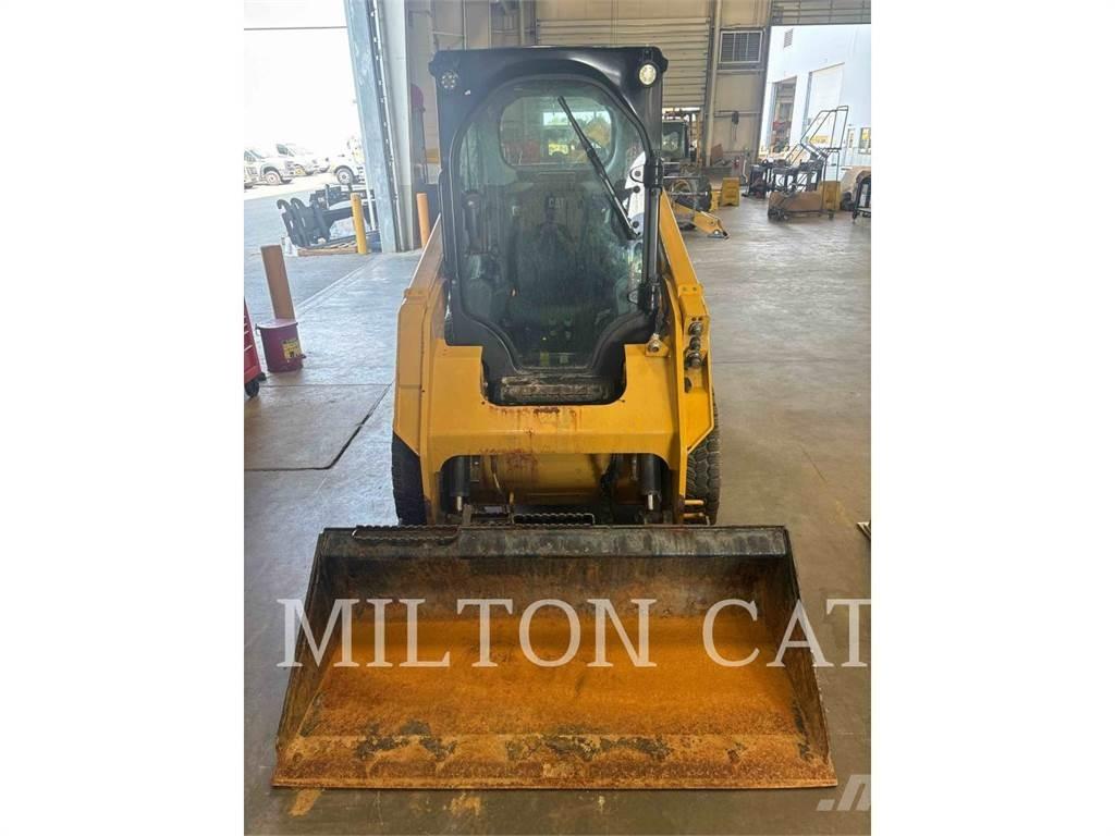 CAT 236D 3 滑移装载机