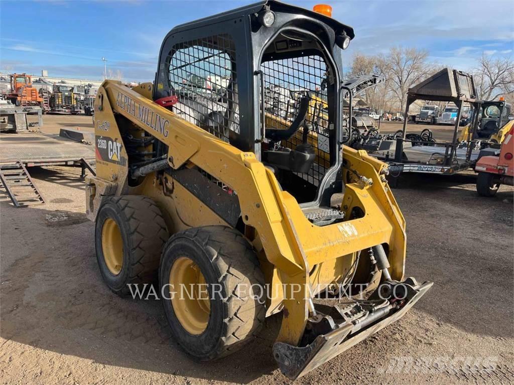 CAT 236D HF 滑移装载机