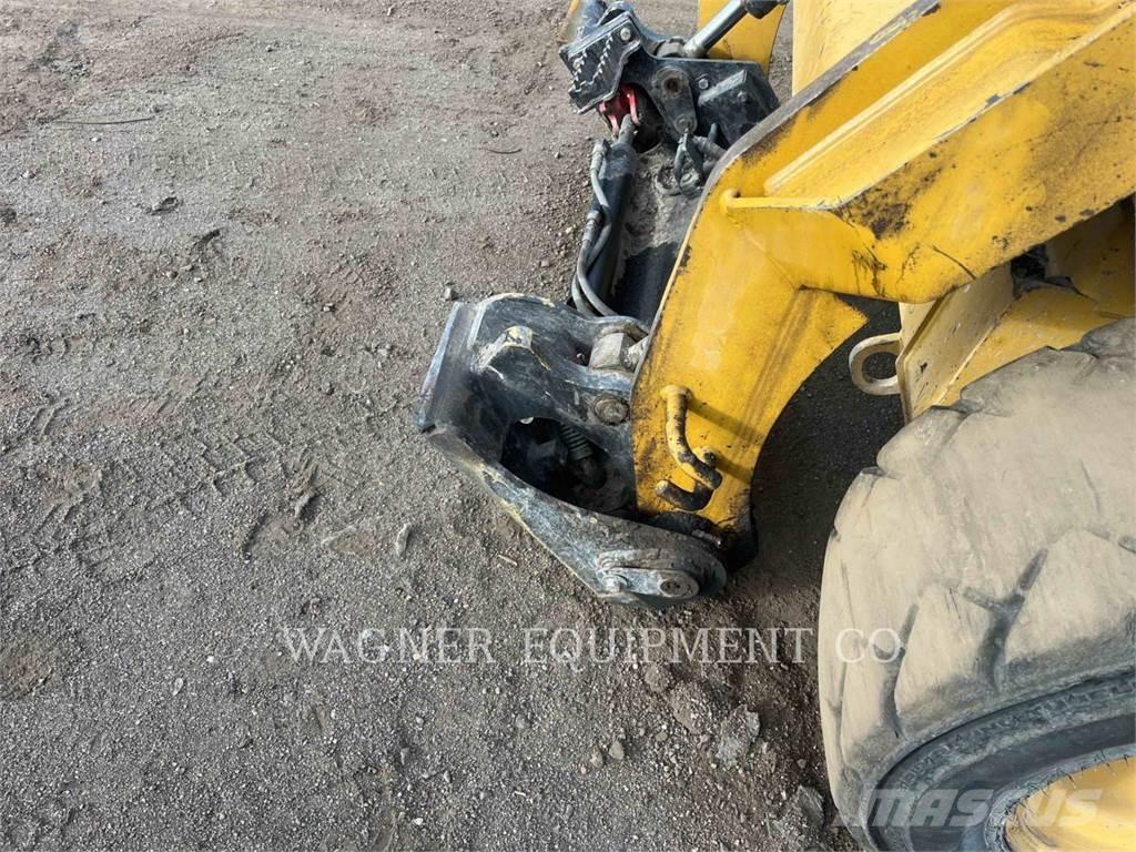 CAT 236D HF 滑移装载机