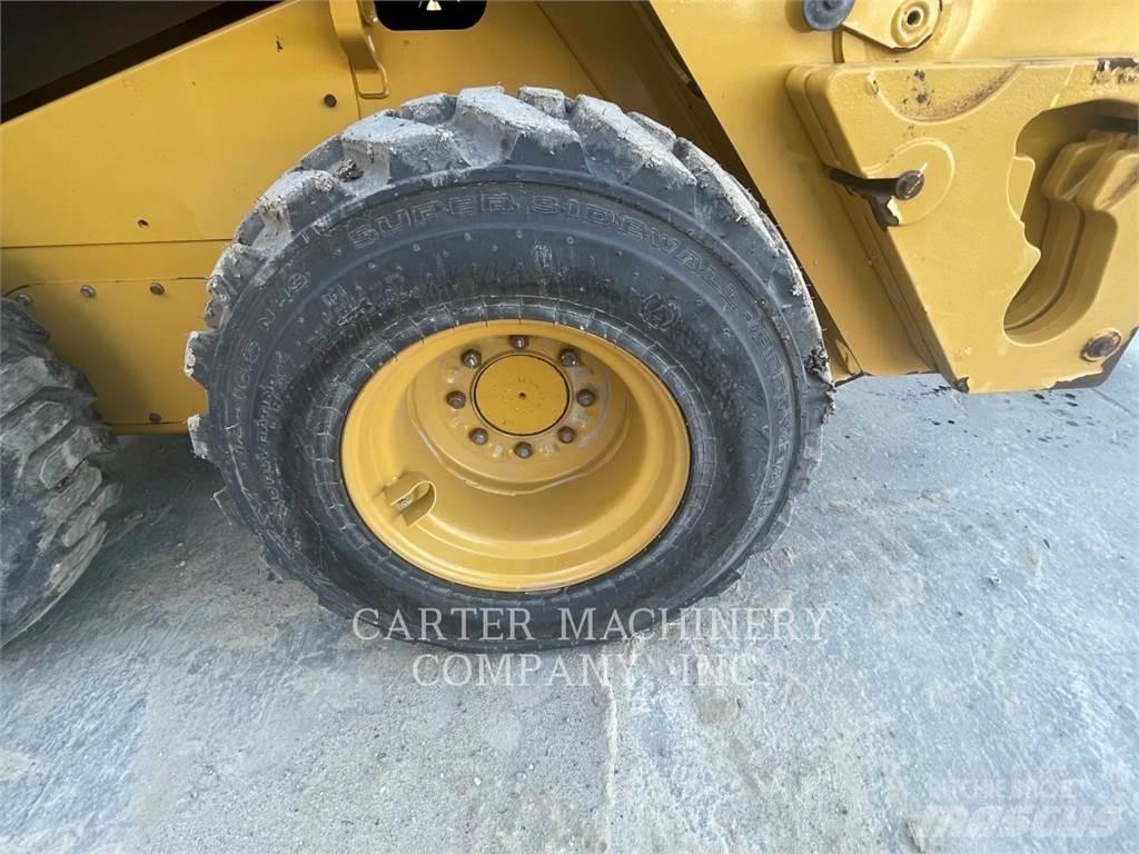 CAT 236D3 滑移装载机