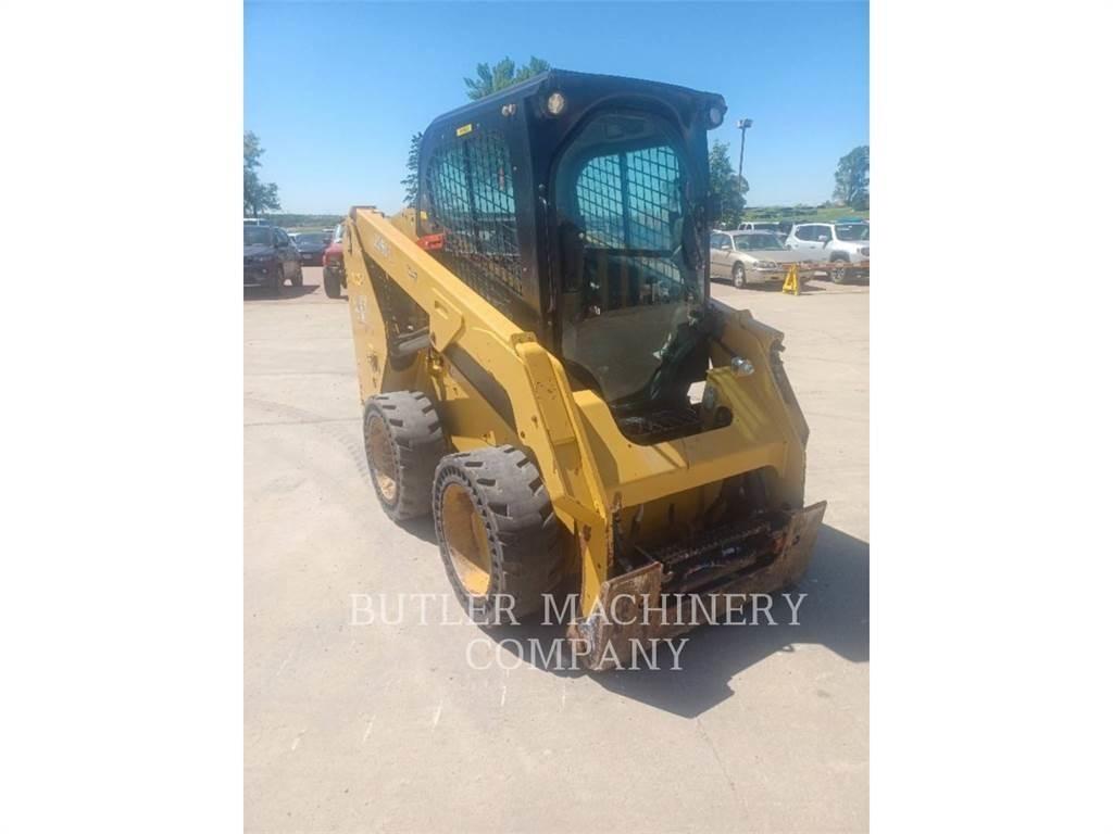 CAT 236D3 滑移装载机