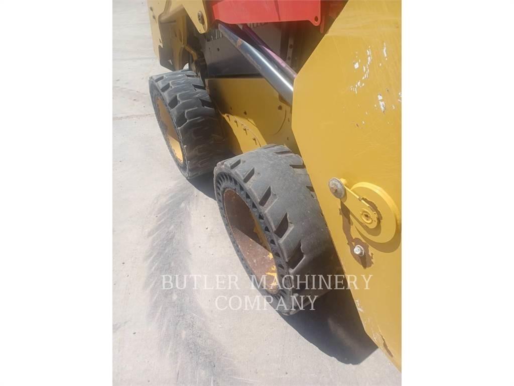CAT 236D3 滑移装载机