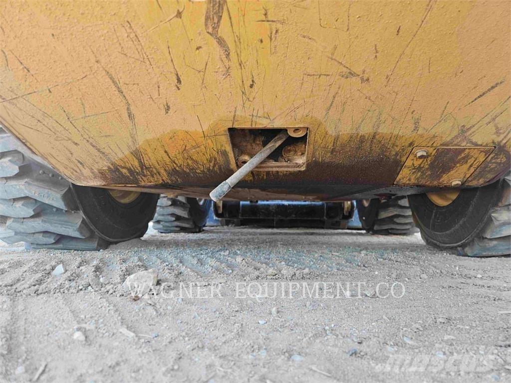 CAT 236D3 滑移装载机