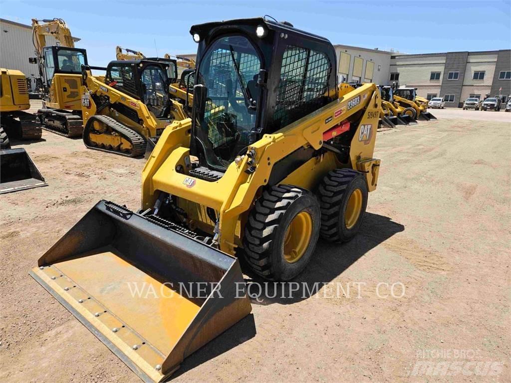 CAT 236D3 滑移装载机