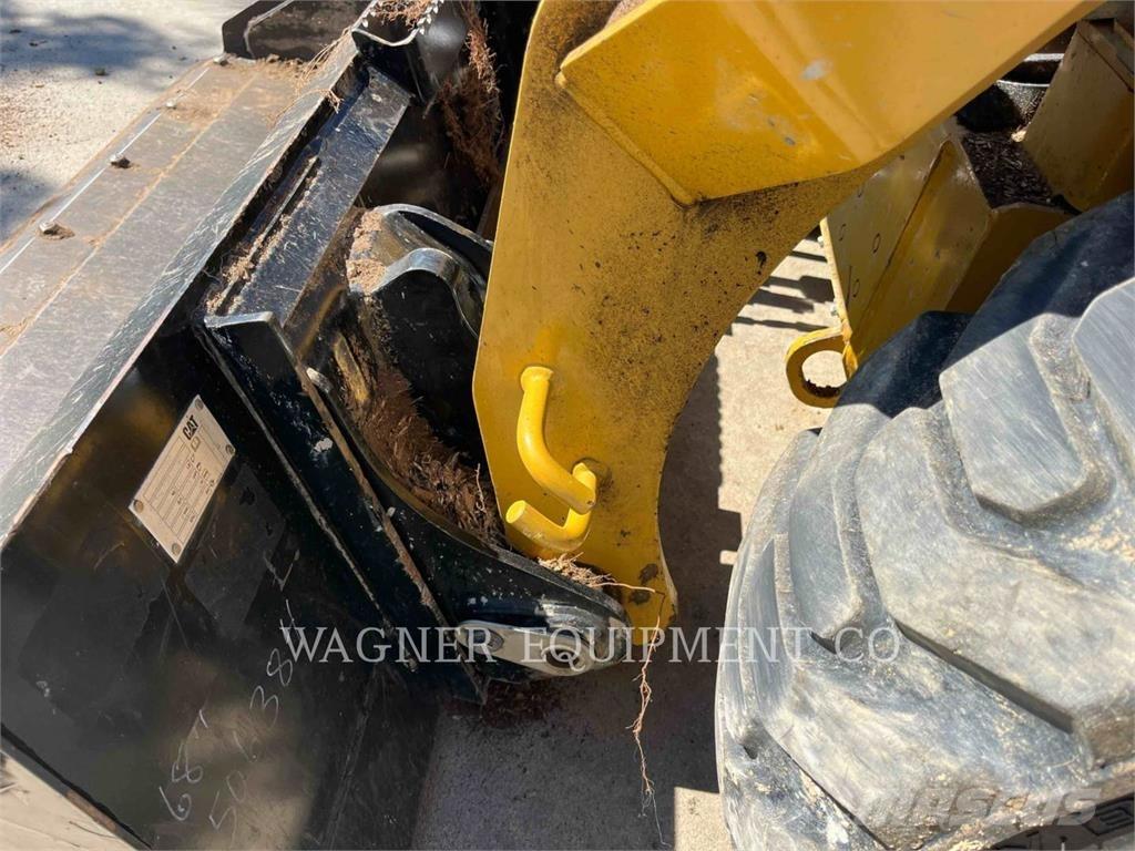 CAT 236D3 滑移装载机