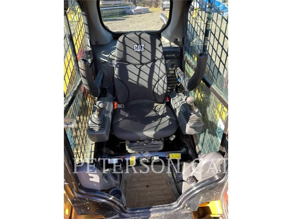 CAT 239D3 滑移装载机