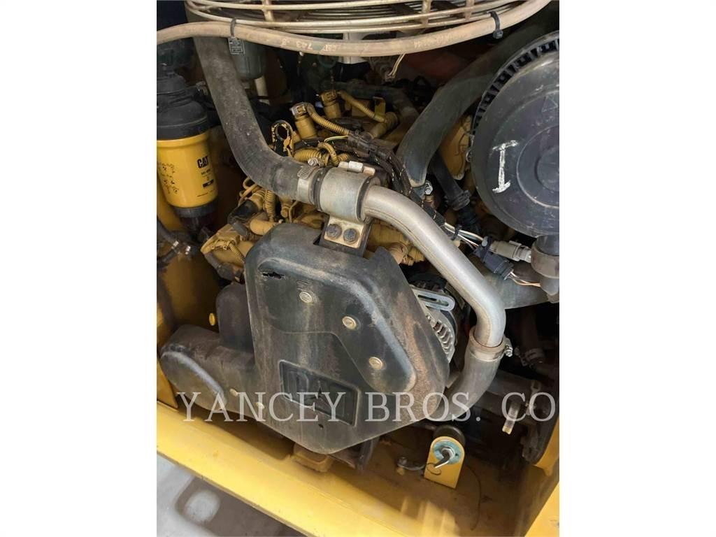 CAT 239D3 滑移装载机