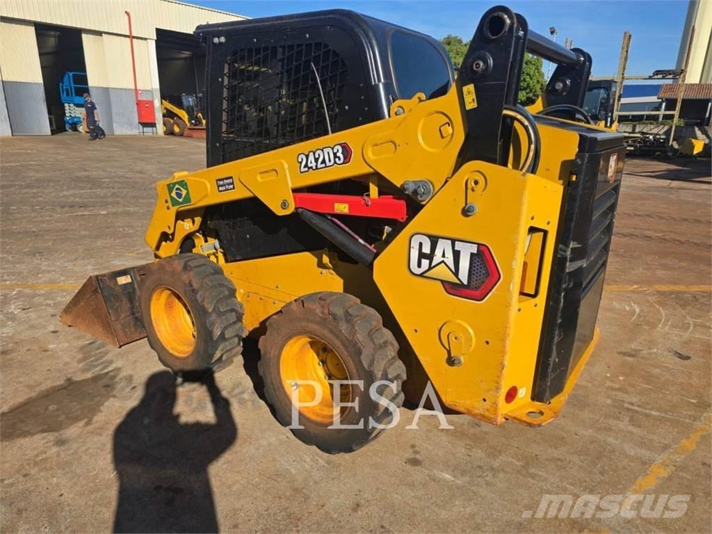 CAT 242 D 滑移装载机
