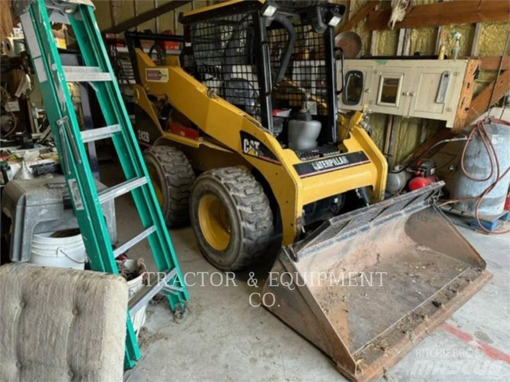 CAT 242B 滑移装载机