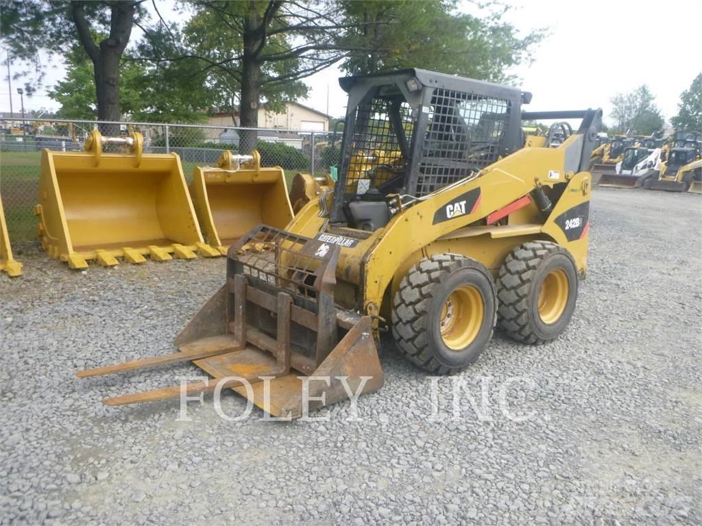 CAT 242B3 滑移装载机