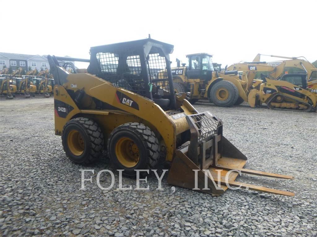 CAT 242B3 滑移装载机