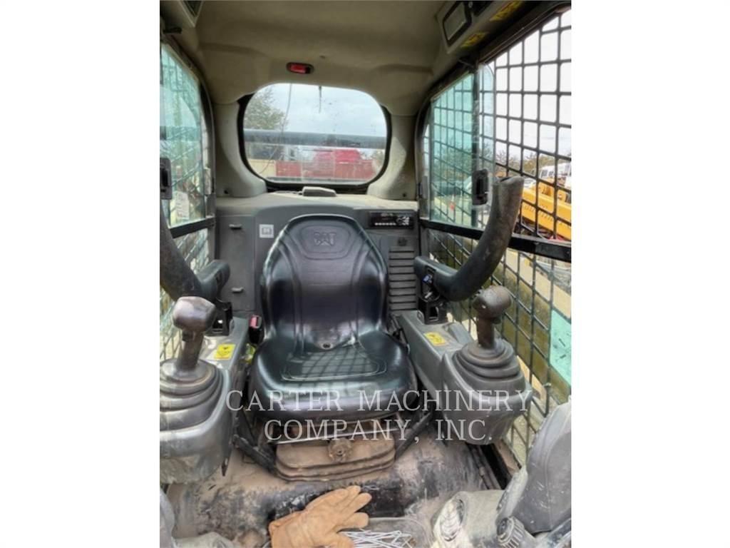CAT 242D 滑移装载机