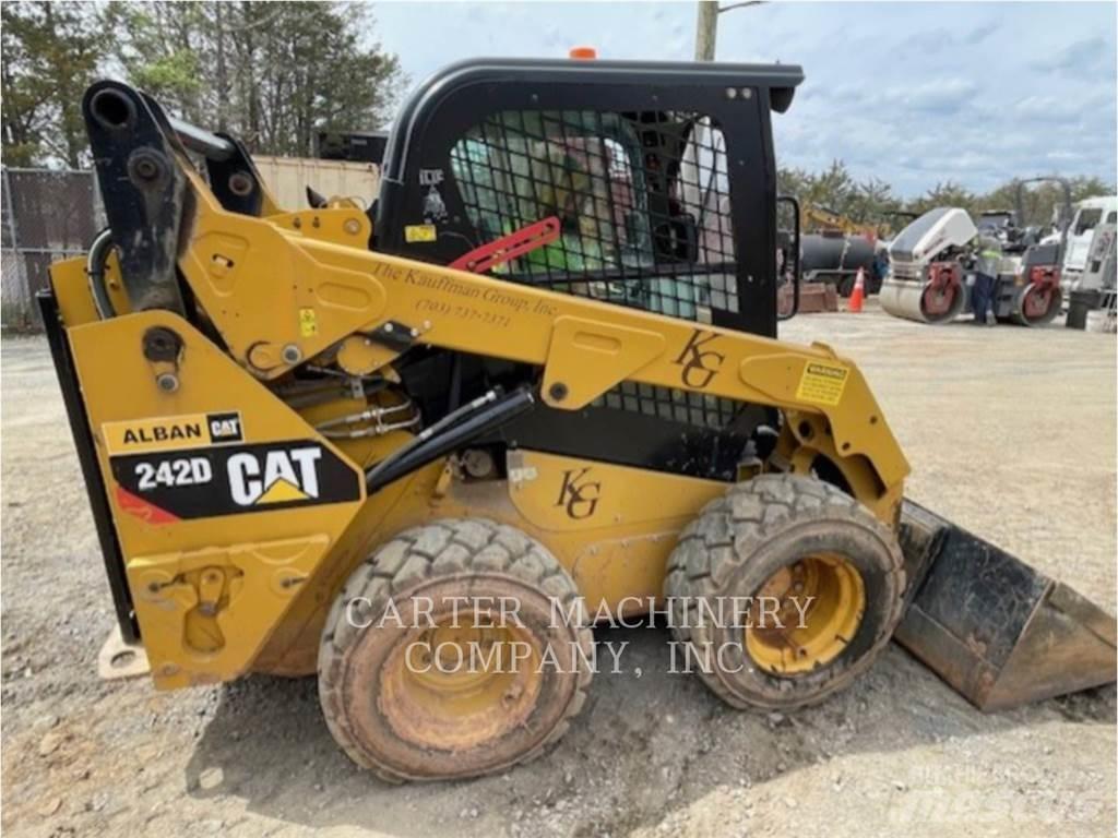 CAT 242D 滑移装载机