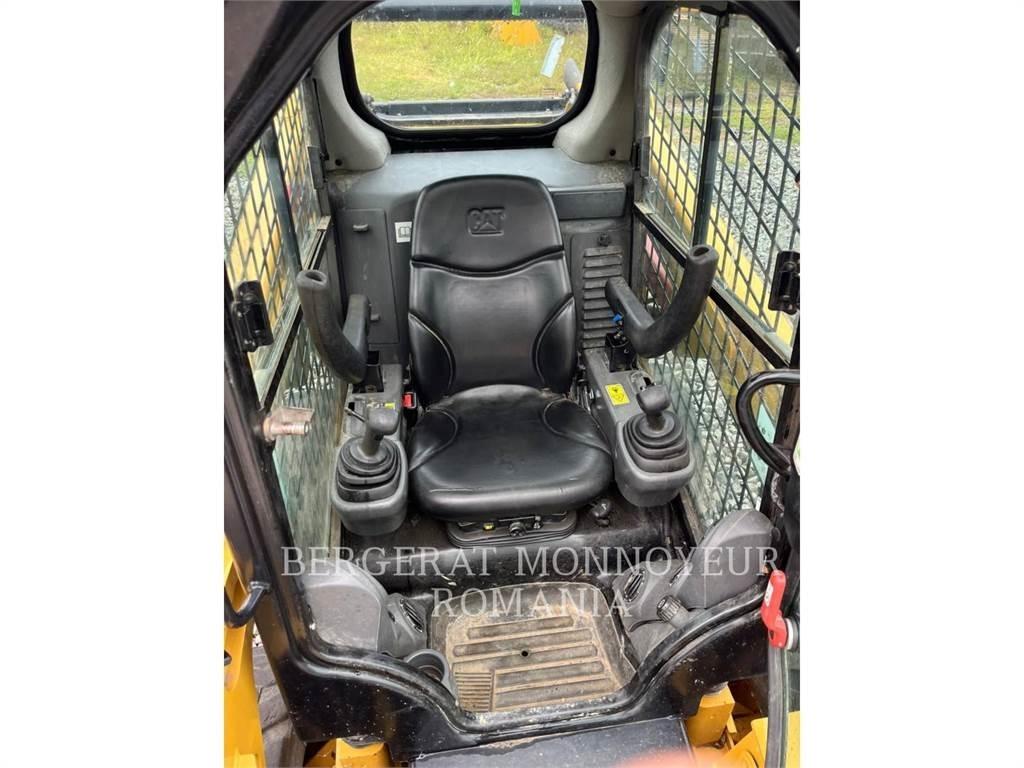 CAT 242D 滑移装载机
