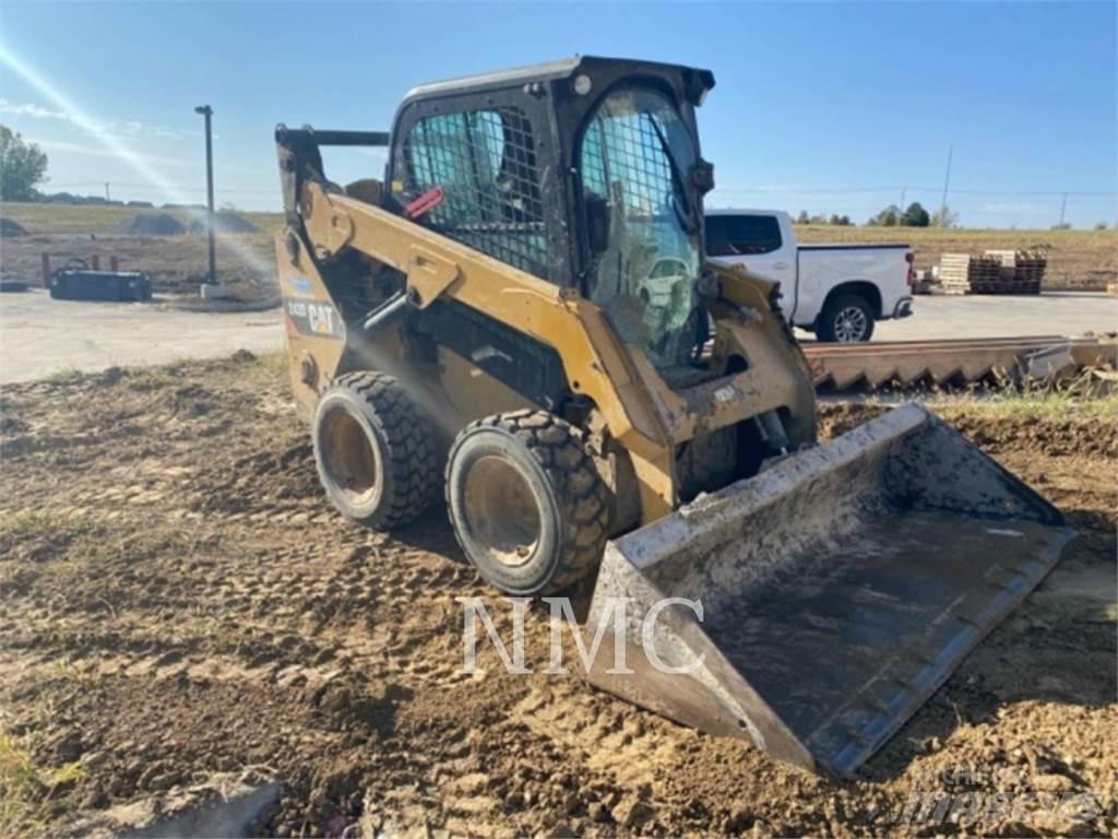 CAT 242D 滑移装载机