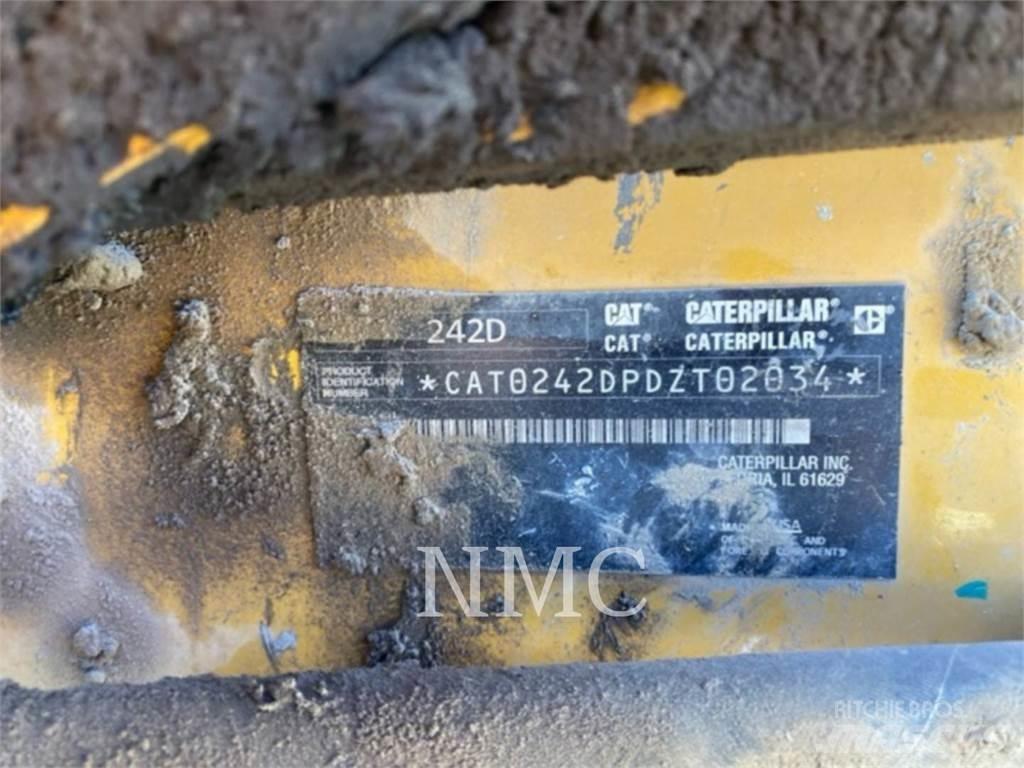 CAT 242D 滑移装载机