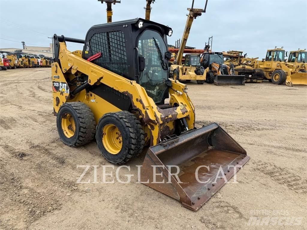 CAT 242D 滑移装载机