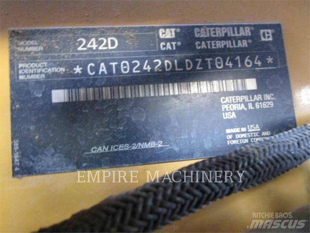 CAT 242D 滑移装载机