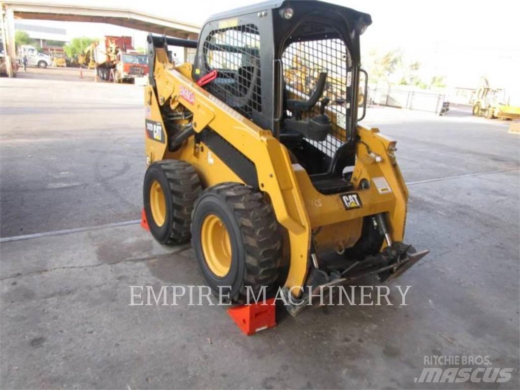CAT 242D 滑移装载机