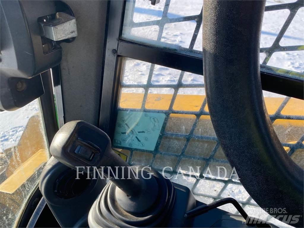 CAT 242D 滑移装载机