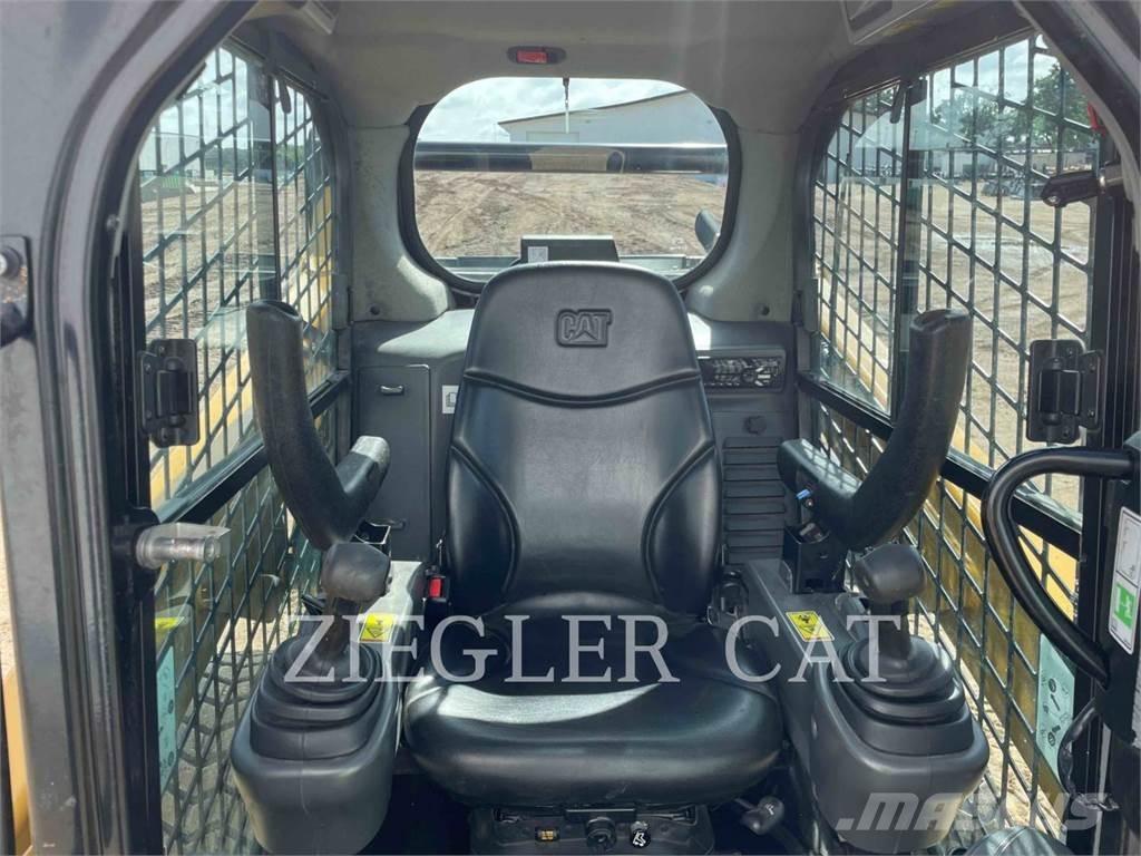 CAT 242D 滑移装载机