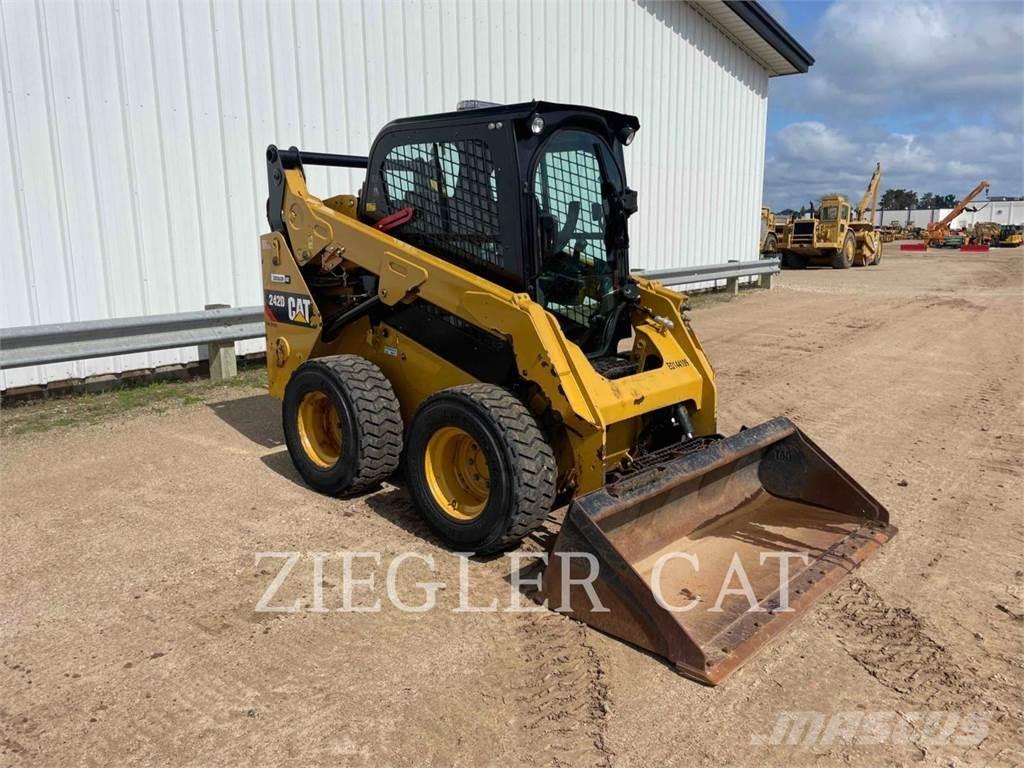 CAT 242D 滑移装载机