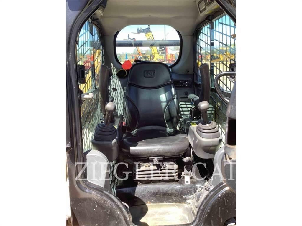 CAT 242D 滑移装载机