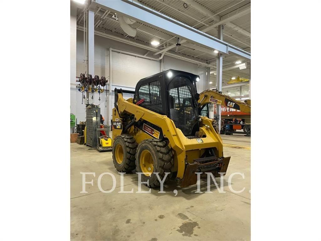 CAT 242D 滑移装载机