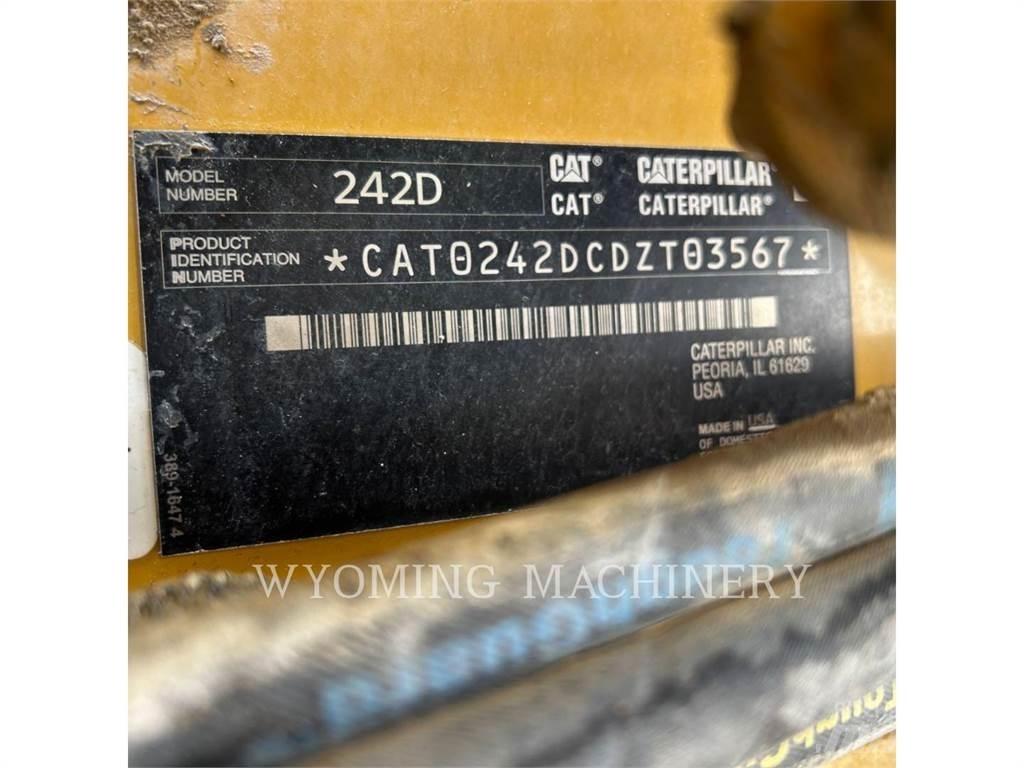 CAT 242D 滑移装载机