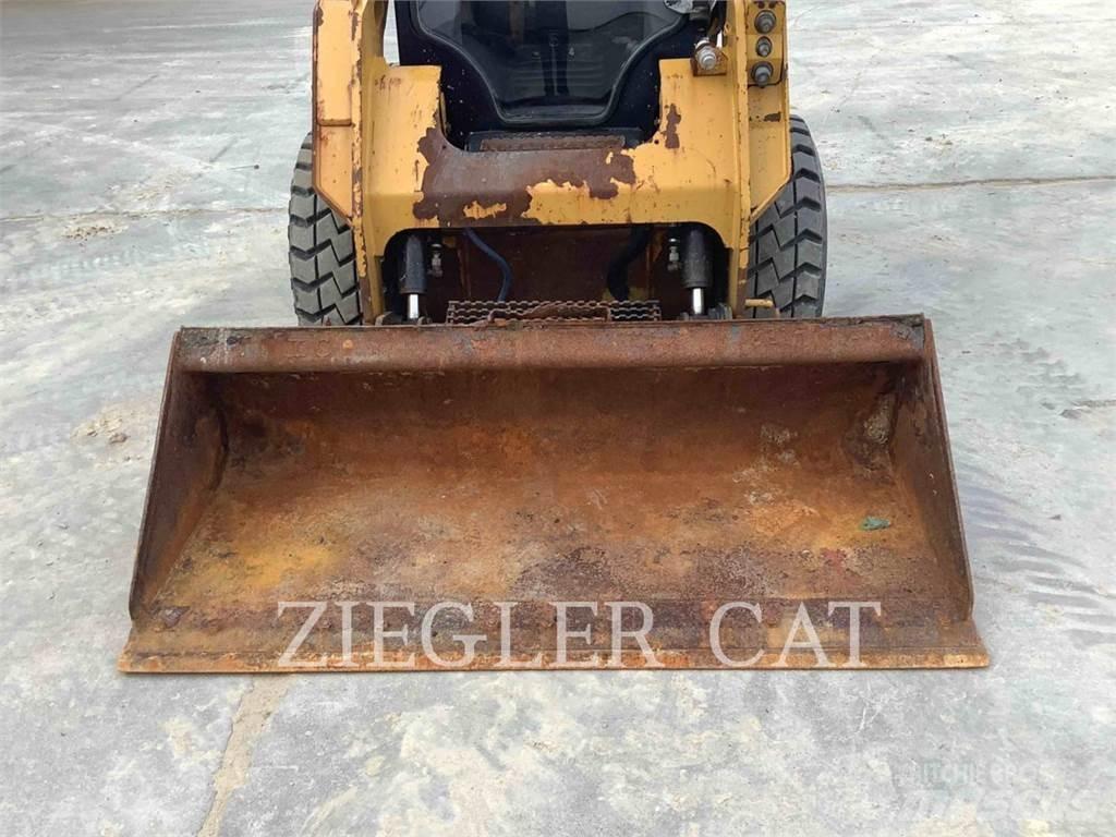 CAT 242D 滑移装载机