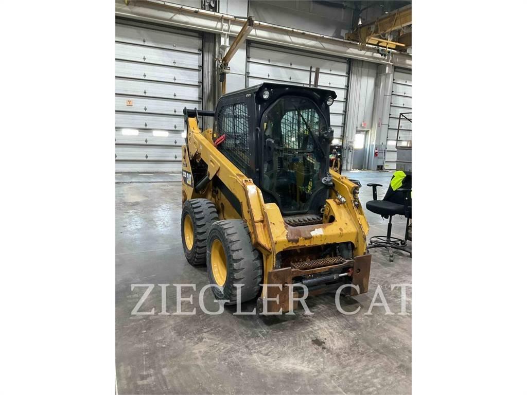 CAT 242D 滑移装载机