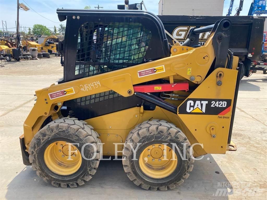 CAT 242D 滑移装载机