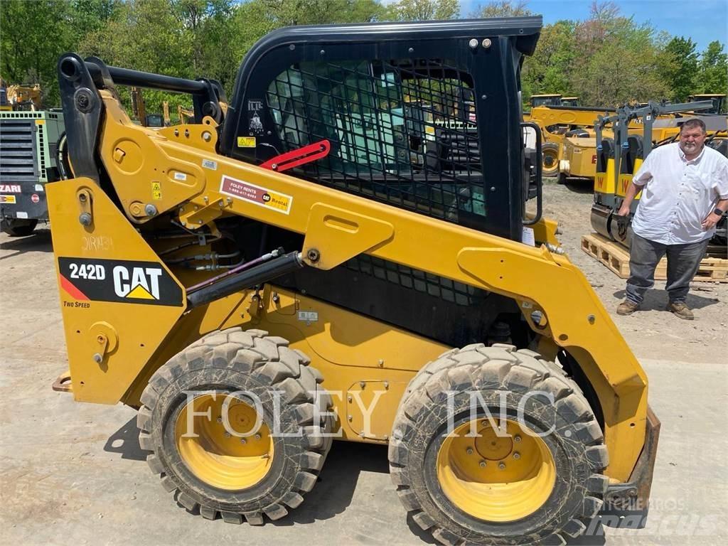 CAT 242D 滑移装载机