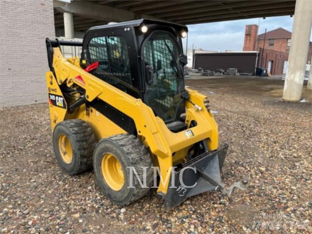CAT 242D 滑移装载机