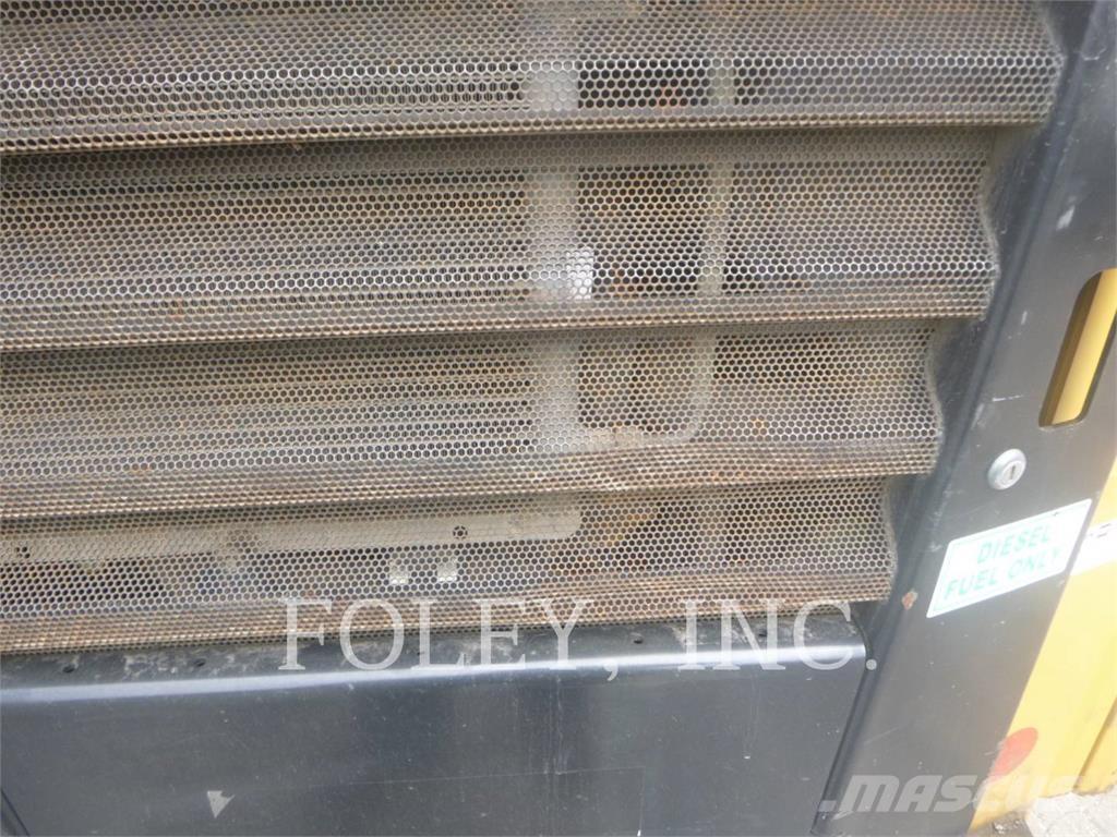 CAT 242D 滑移装载机