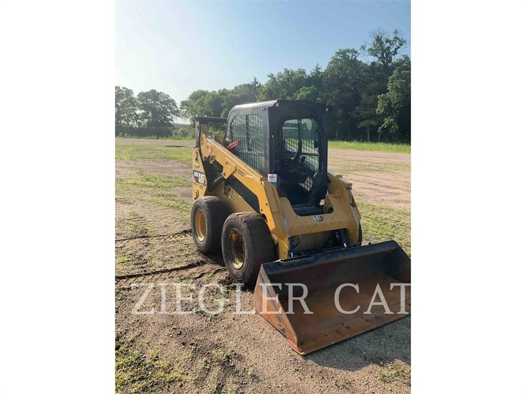 CAT 242D 滑移装载机