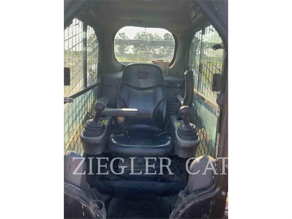 CAT 242D 滑移装载机