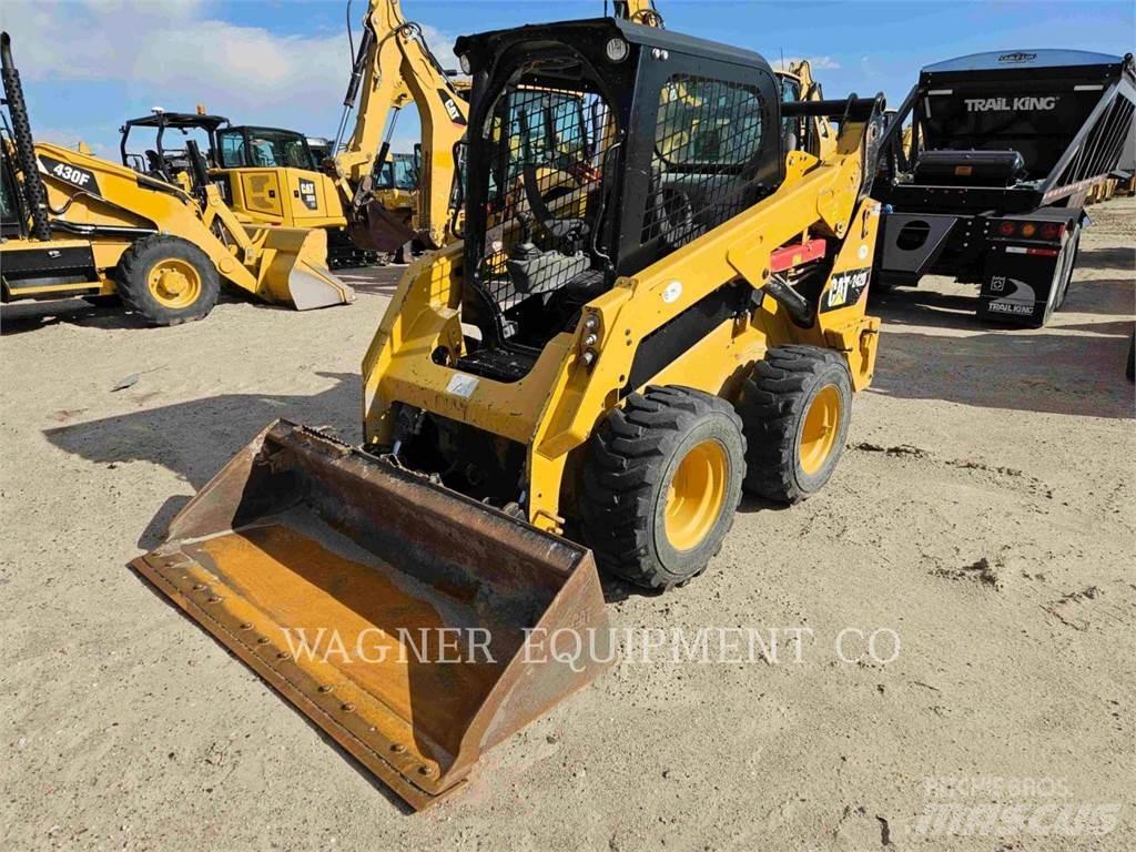 CAT 242D 滑移装载机