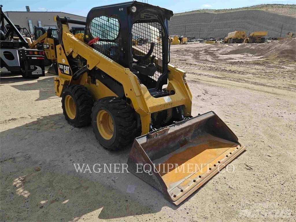 CAT 242D 滑移装载机