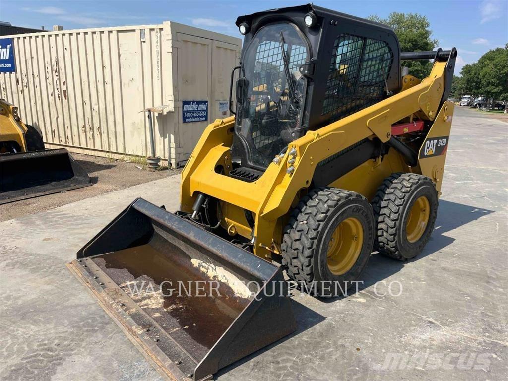 CAT 242D 滑移装载机
