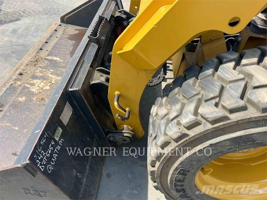 CAT 242D 滑移装载机
