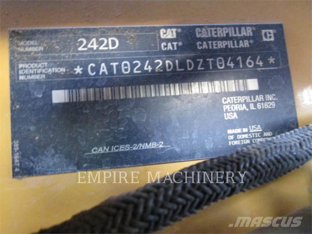 CAT 242D 滑移装载机