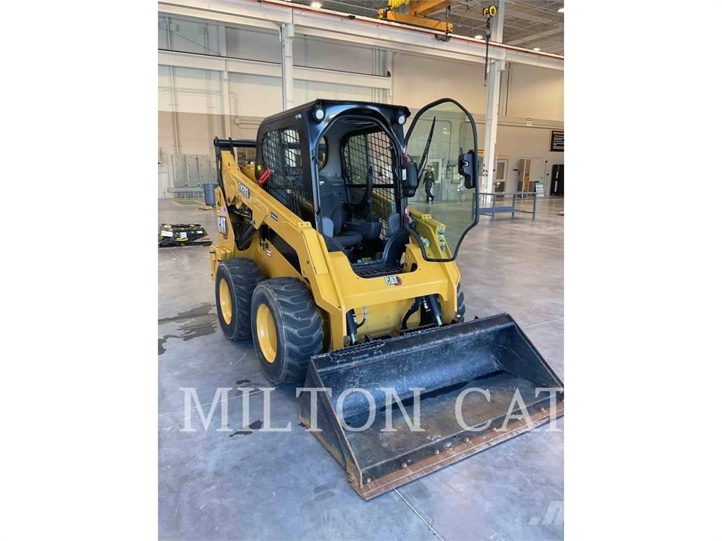 CAT 242D 3 滑移装载机