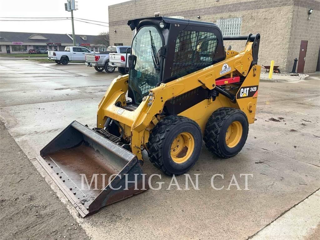 CAT 242D A2Q 滑移装载机