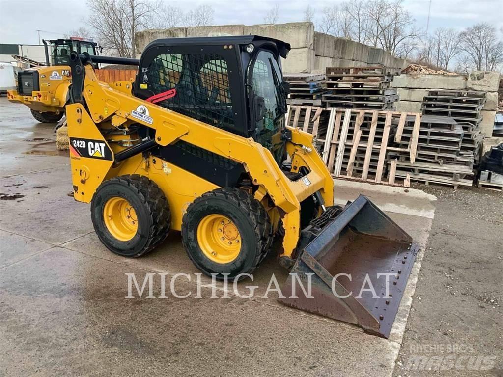 CAT 242D A2Q 滑移装载机