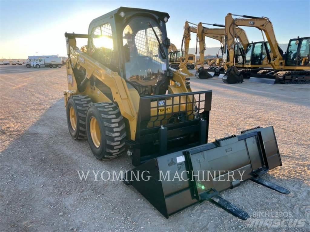 CAT 242D3 滑移装载机