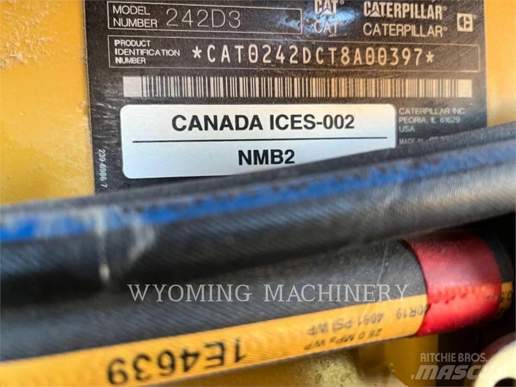 CAT 242D3 滑移装载机